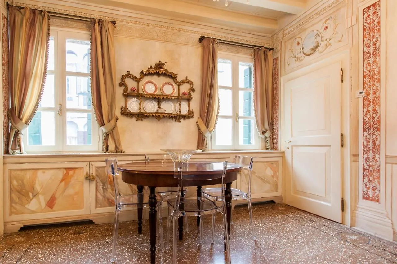 Explore Venice From A Sophisticated Hideaway In San Polo Apartment