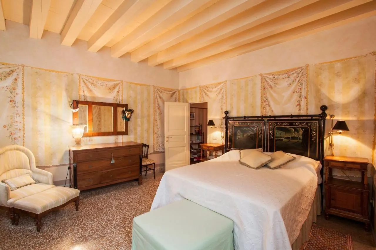 Explore Venice From A Sophisticated Hideaway In San Polo