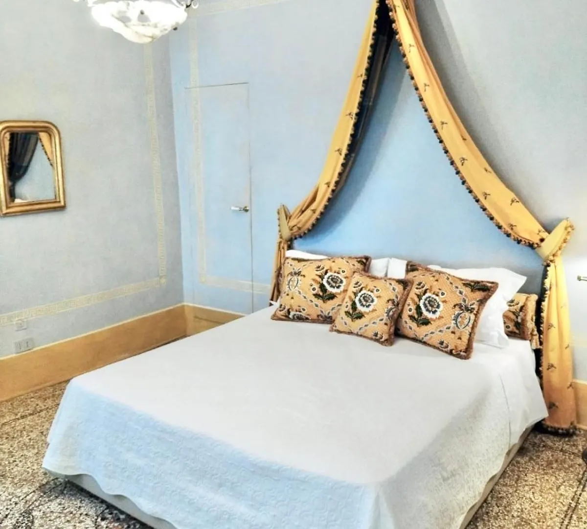 Explore Venice From A Sophisticated Hideaway In San Polo Apartment