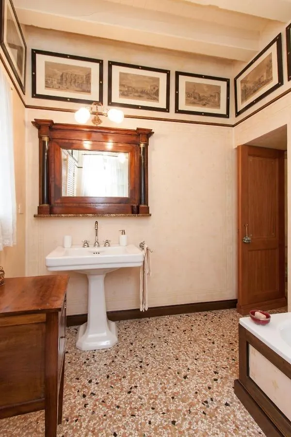 Explore Venice From A Sophisticated Hideaway In San Polo Apartment