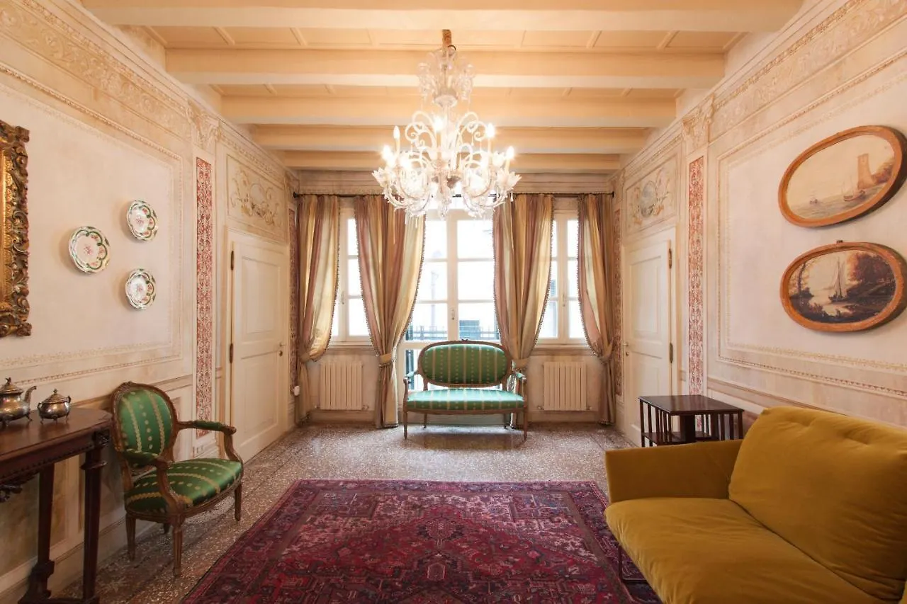 Explore Venice From A Sophisticated Hideaway In San Polo
