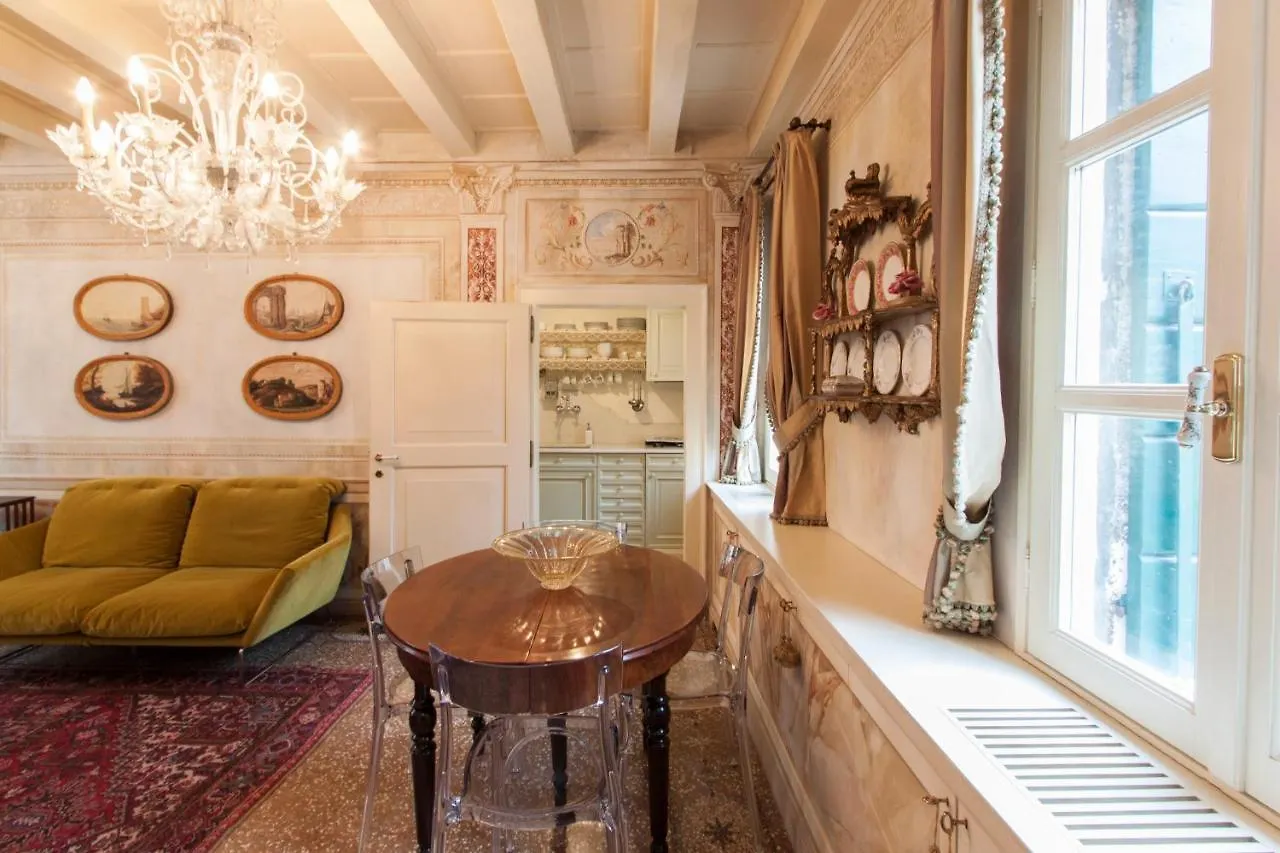Explore Venice From A Sophisticated Hideaway In San Polo Apartment