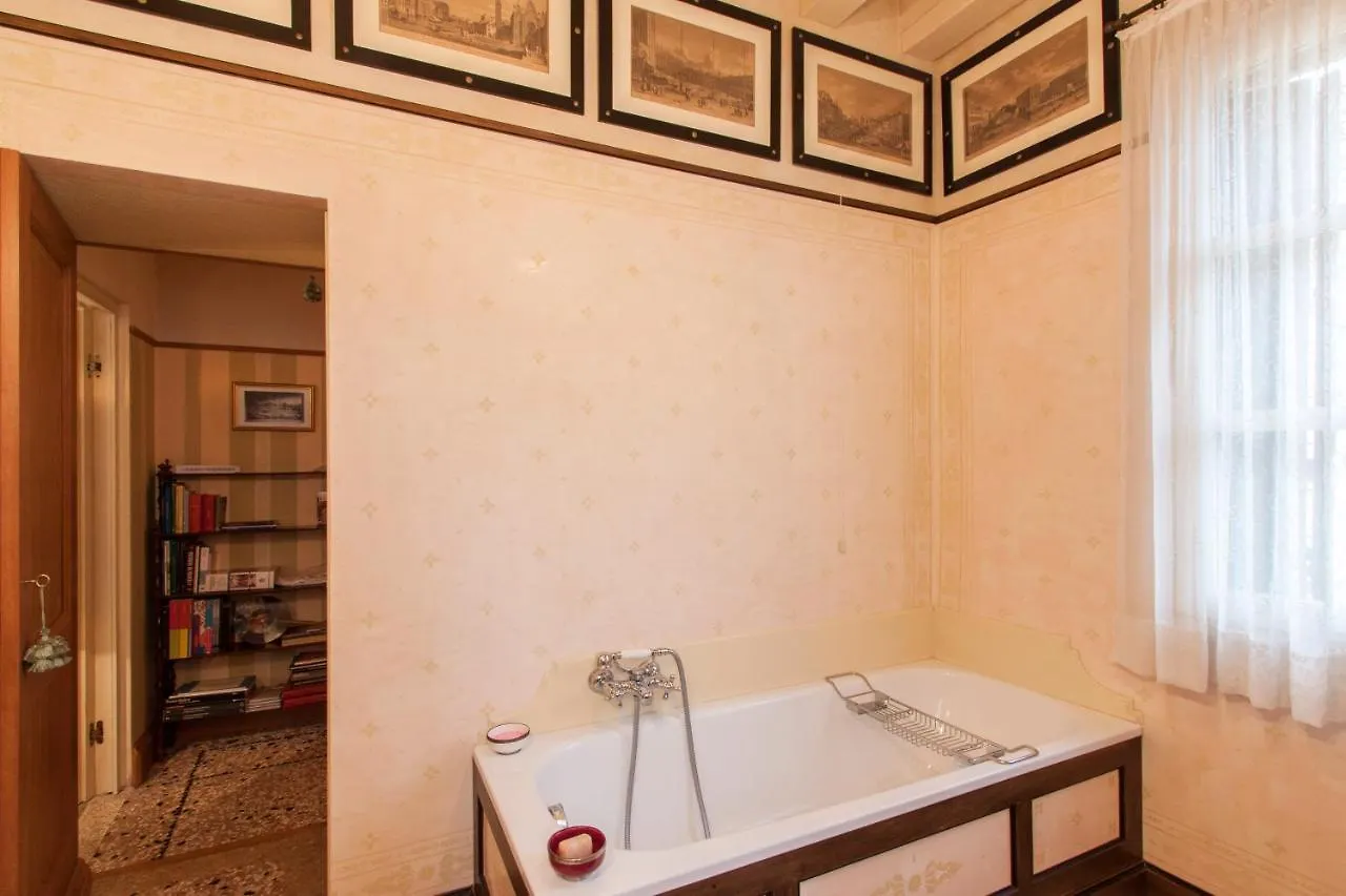 Explore Venice From A Sophisticated Hideaway In San Polo 0*,
