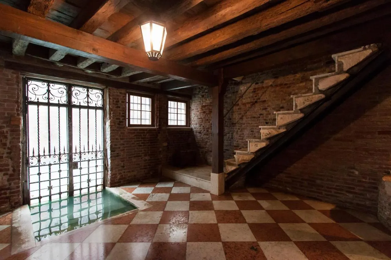 Explore Venice From A Sophisticated Hideaway In San Polo 0*,