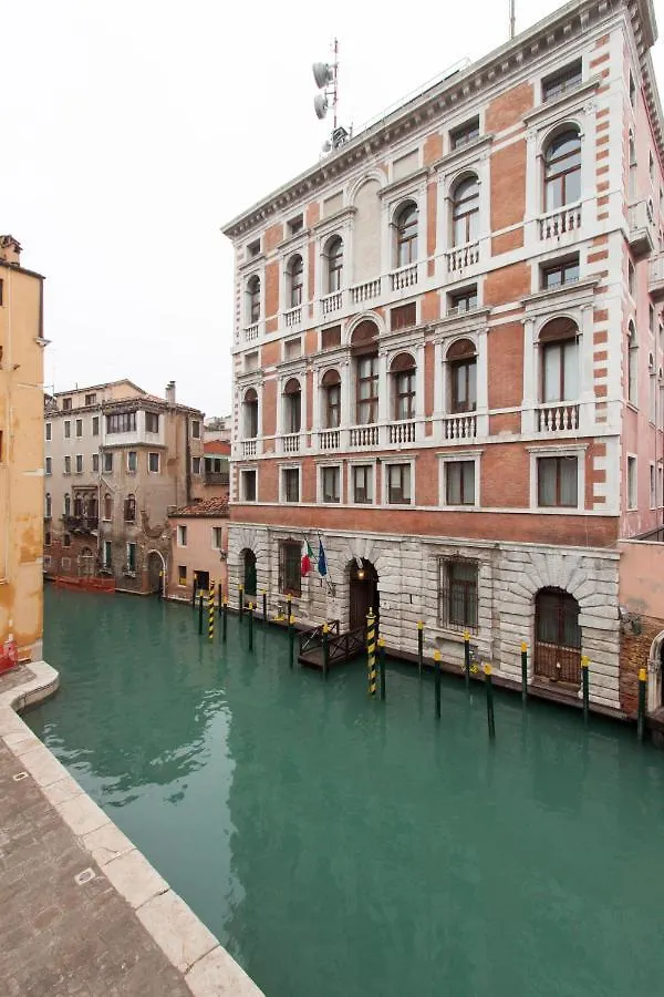 Explore Venice From A Sophisticated Hideaway In San Polo Italy