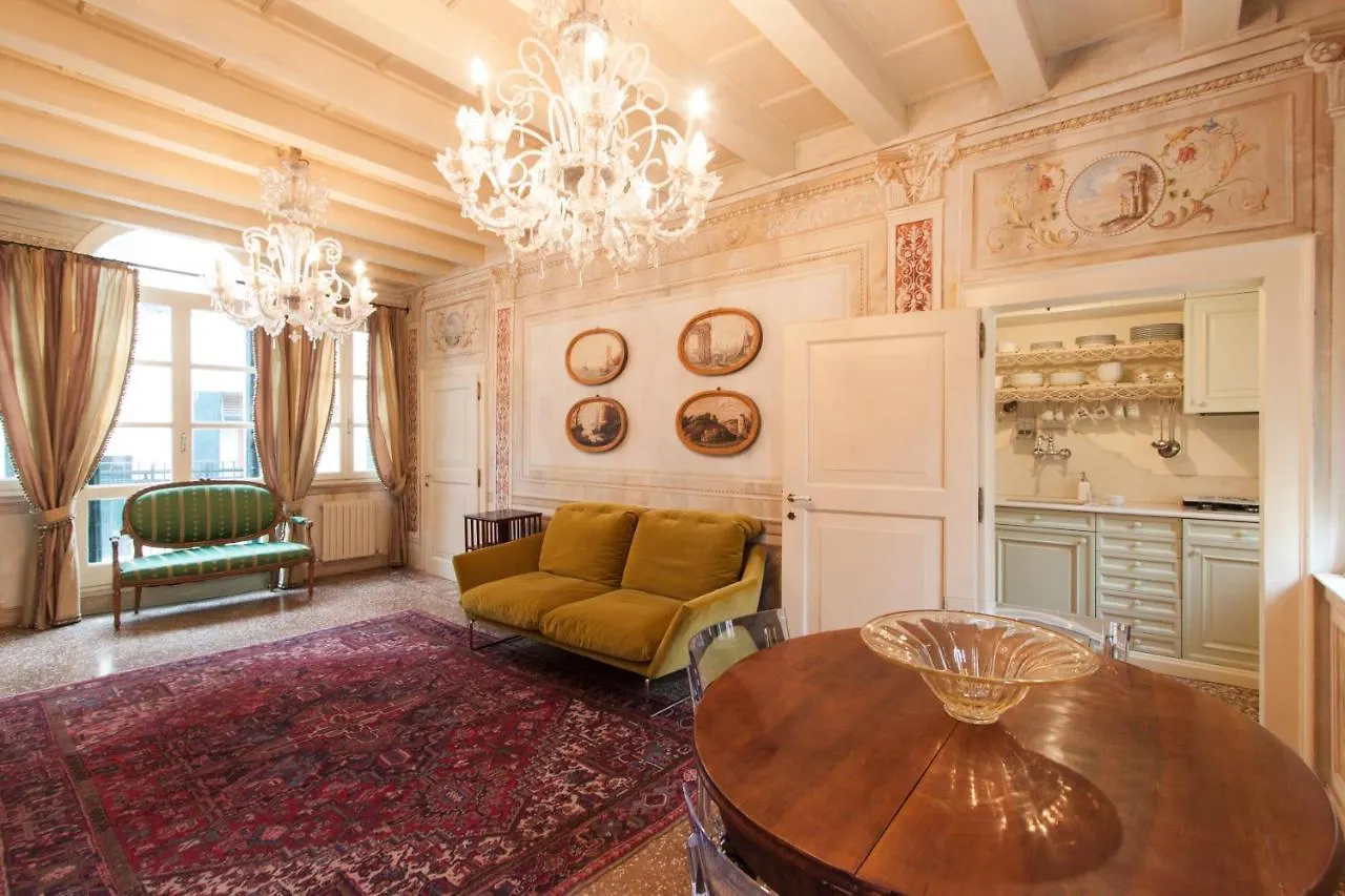 Explore Venice From A Sophisticated Hideaway In San Polo Apartment